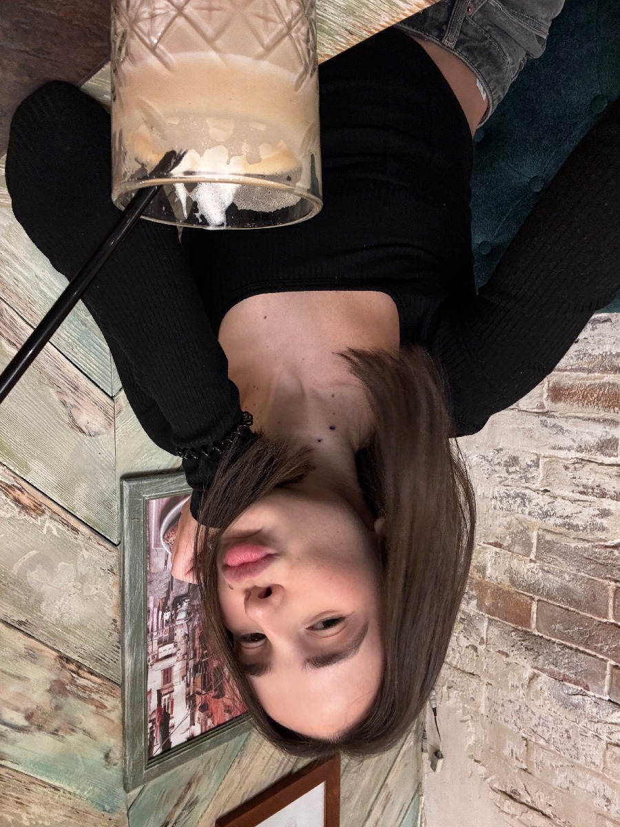 Fresh photos, fresh mood — Tina online in Bissau